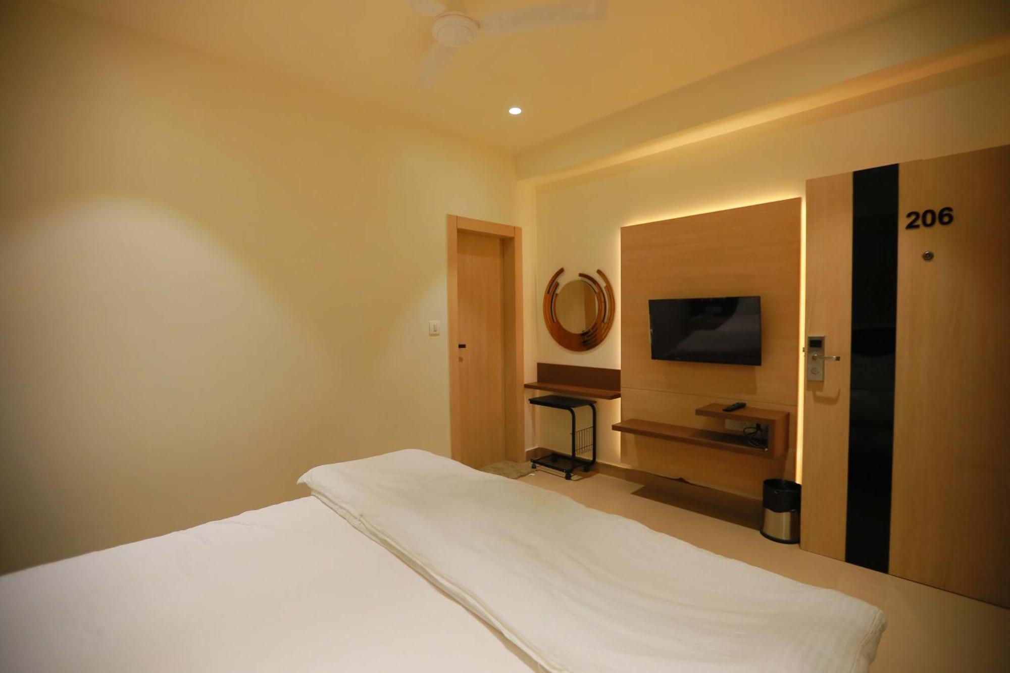 Hotel 16 Delhi Kültér fotó